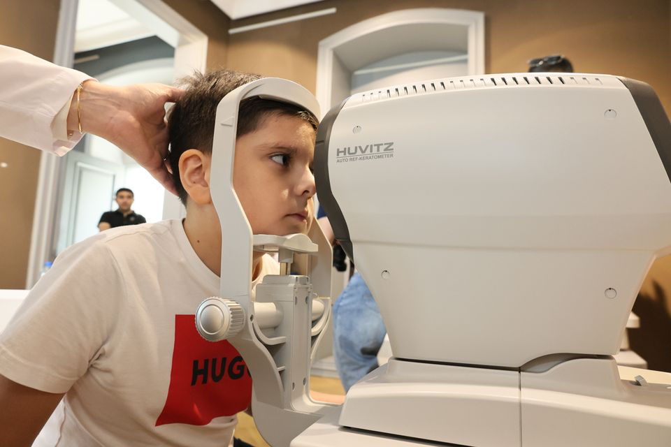 Newborn and paediatric eye screening with autorefractor at the clinic