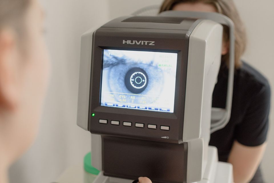 Retinal diagnostic scan displayed on an ophthalmic auto refractor during retina screening