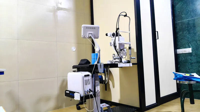Slit lamp and diagnostic equipment for eye testing